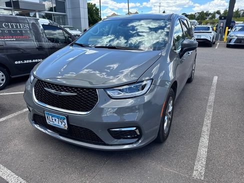 Used 2023 Chrysler Pacifica Touring-L w/ Uconnect Theater Family Group AWD/4WD image 5