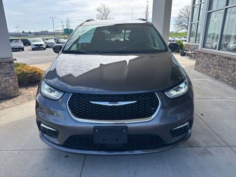 Used 2022 Chrysler Pacifica Touring-L image 3