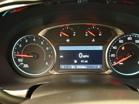 Used 2023 Chevrolet Traverse LT w/ Rear Camera Mirror Package image 9