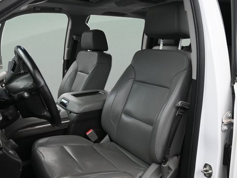 Used 2018 Chevrolet Suburban LT RWD image 23