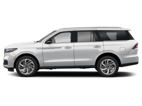 Used 2025 Lincoln Navigator Reserve AWD/4WD image 3