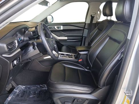Used 2022 Ford Explorer XLT w/ Equipment Group 202A RWD image 9