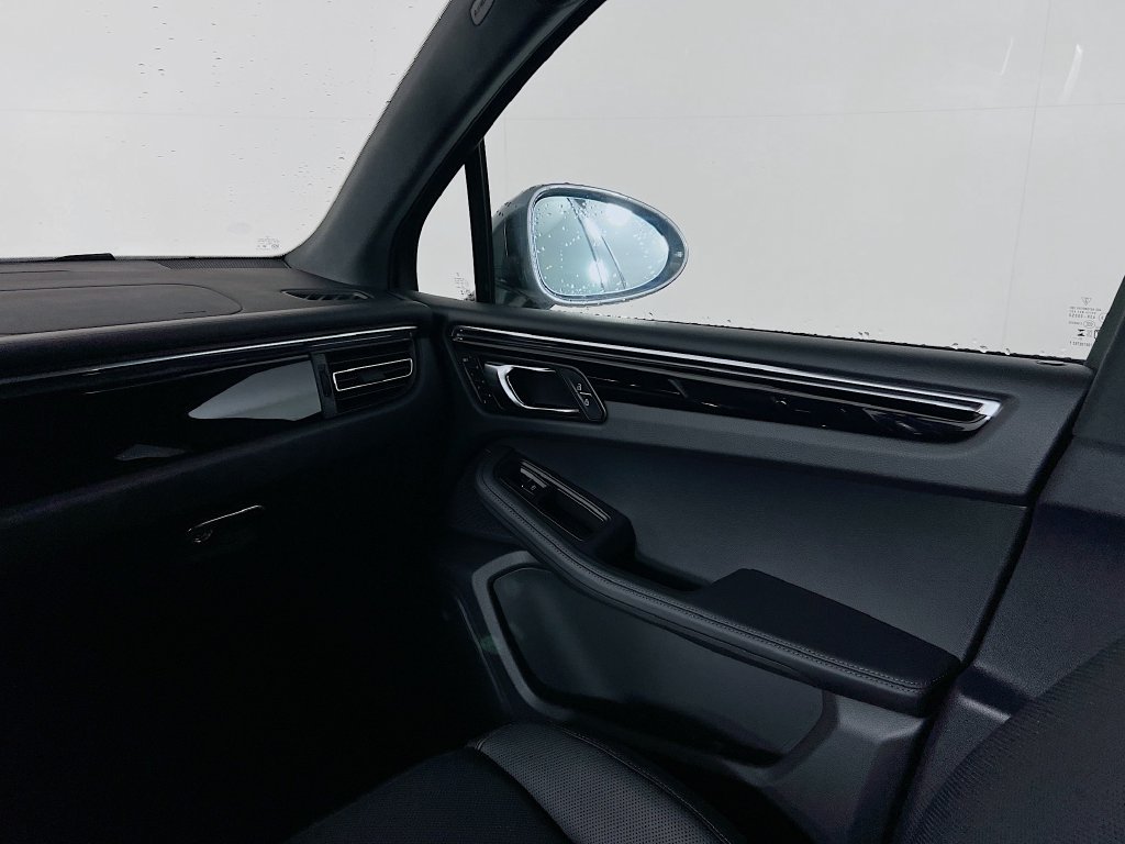 Certified 2026 Porsche Macan AWD/4WD image 26