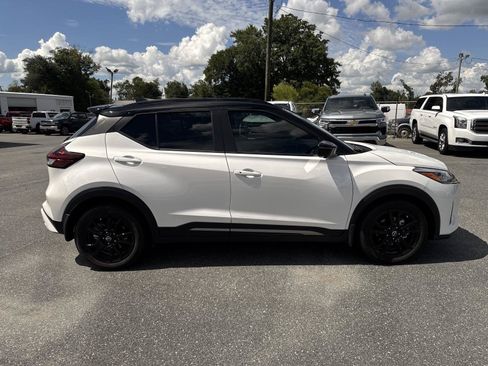 Used 2023 Nissan Kicks SR w/ SR Premium Package FWD image 3