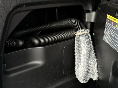 Used 2017 Chrysler Pacifica Limited image 32