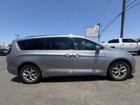Used 2017 Chrysler Pacifica Limited w/ UConnect Theater Package FWD image 2