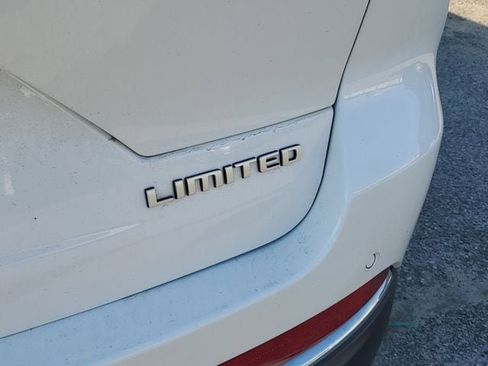 Used 2025 Jeep Grand Cherokee Limited w/ Luxury Tech Group II image 9