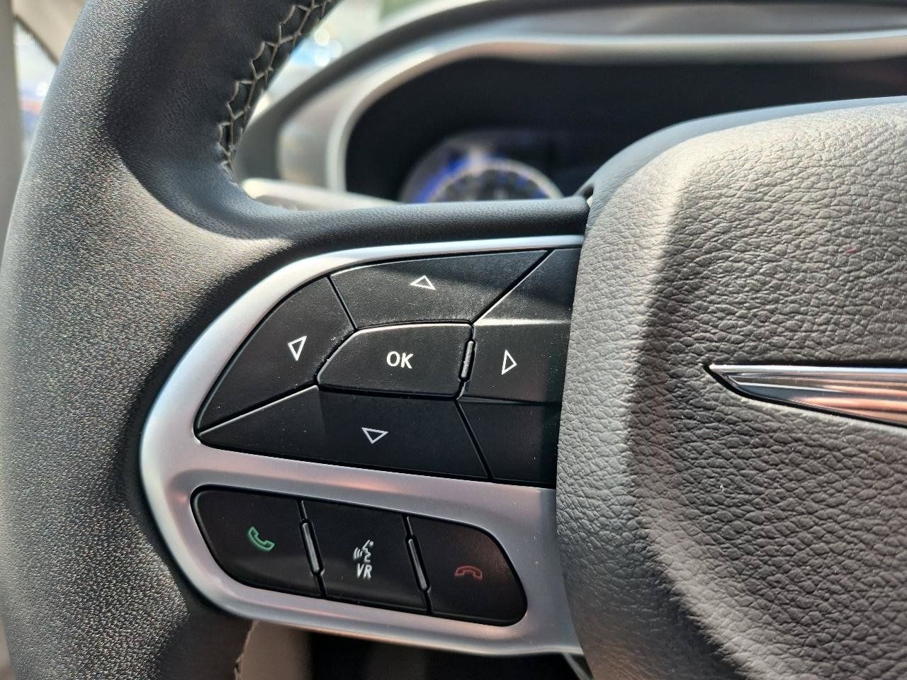 Used 2023 Chrysler Pacifica Touring-L FWD image 19