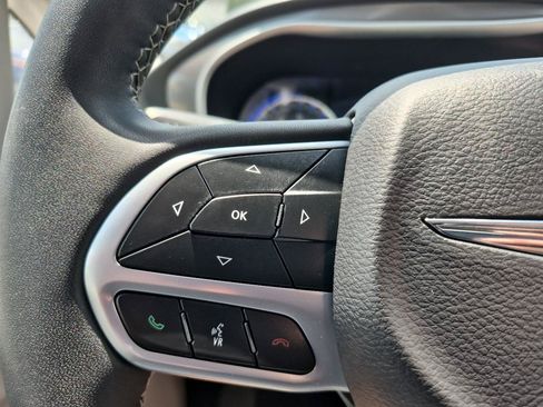 Used 2023 Chrysler Pacifica Touring-L FWD image 19