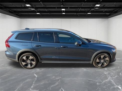 Used 2022 Volvo V60 T5 Cross Country w/ Climate Package image 6