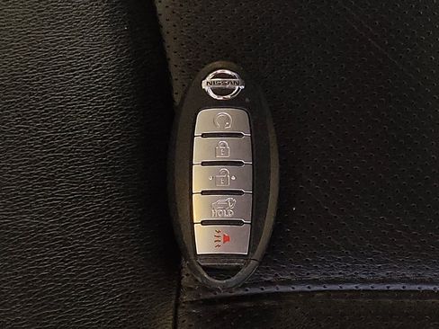 Used 2019 Nissan Pathfinder Platinum image 32