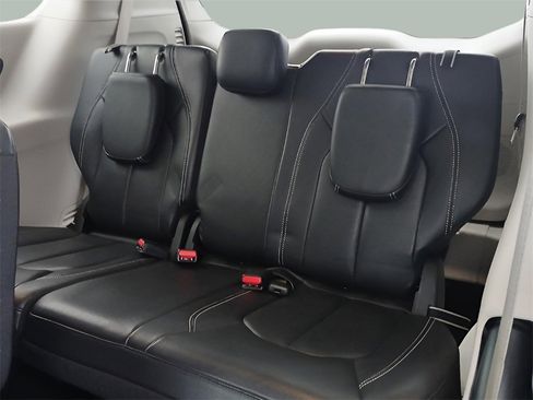 Certified 2022 Chrysler Pacifica Touring-L w/ Uconnect Theater Family Group image 29