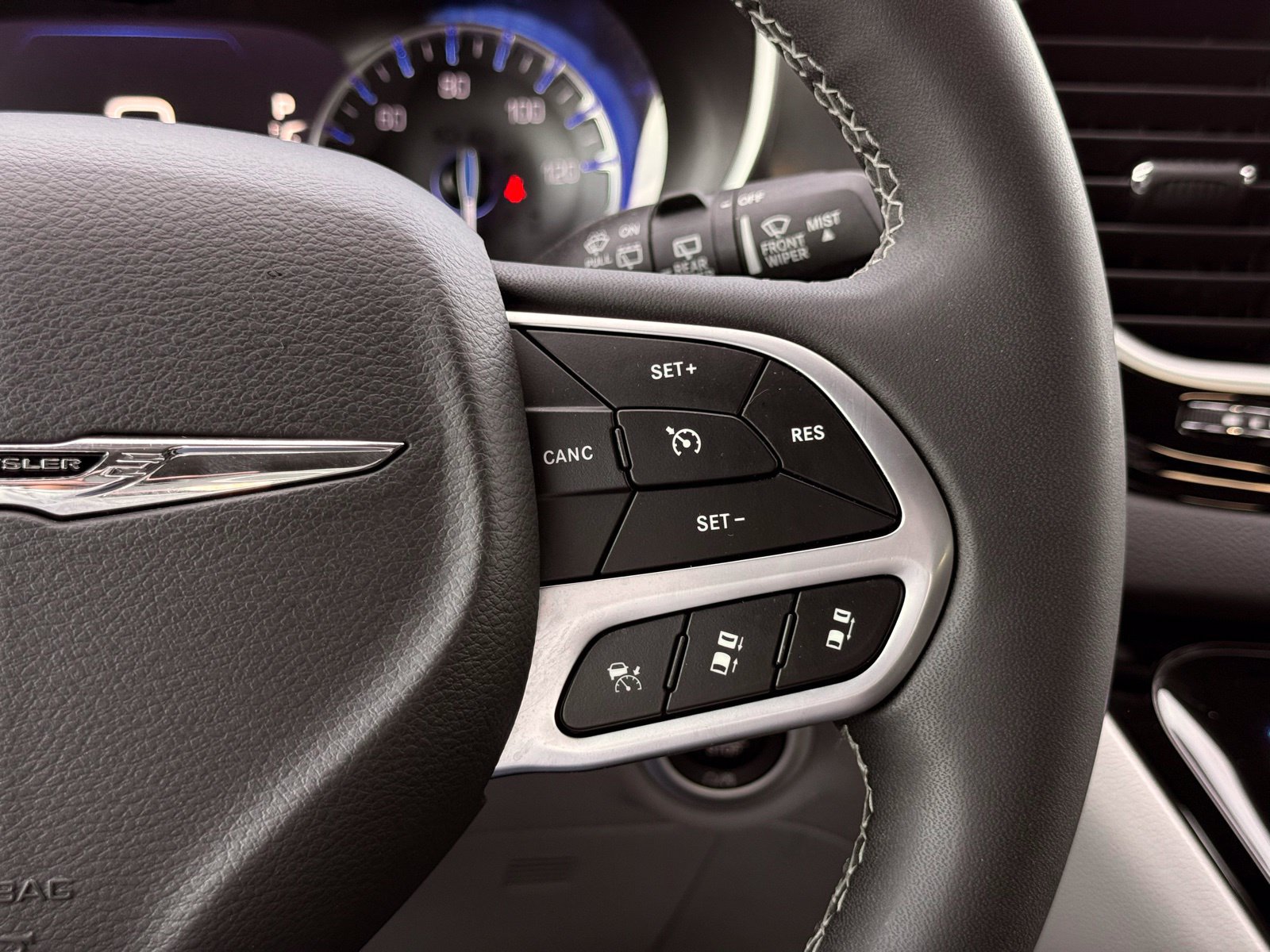 Used 2023 Chrysler Pacifica Touring-L FWD image 37