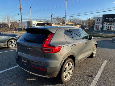 Certified 2022 Volvo XC40 T5 Momentum w/ Premium Package image 3