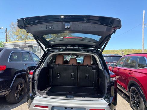 Used 2023 Nissan Pathfinder Platinum AWD/4WD image 9