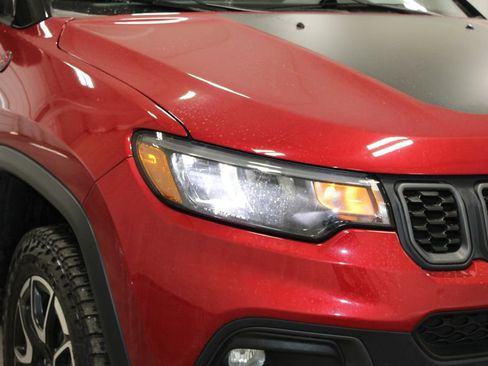 Used 2025 Jeep Compass Trailhawk AWD/4WD image 12