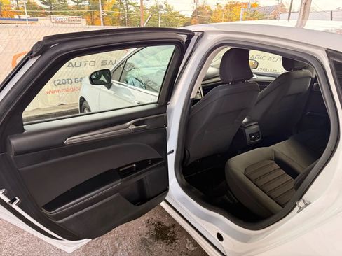 Used 2017 Ford Fusion SE w/ Fusion SE Technology Package image 17