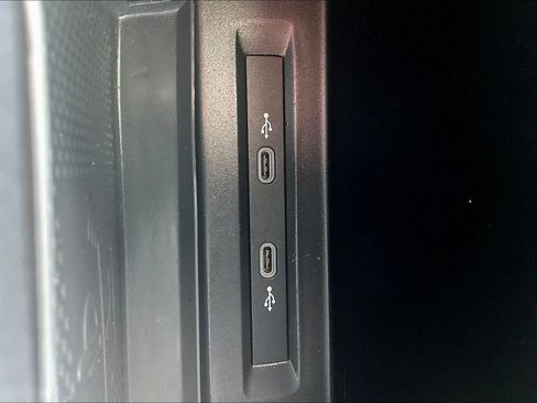 Used 2022 Volkswagen Tiguan SE image 33