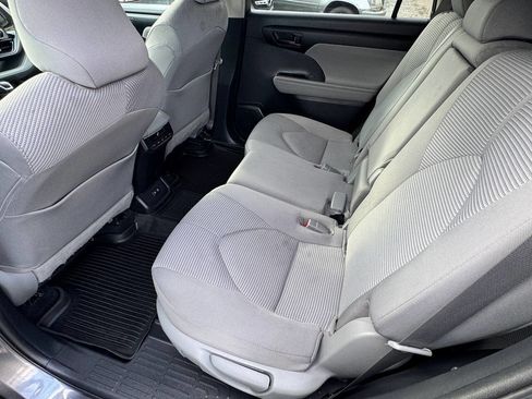 Used 2021 Toyota Highlander LE image 15