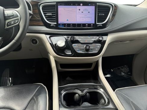 Used 2023 Chrysler Pacifica Limited FWD image 11