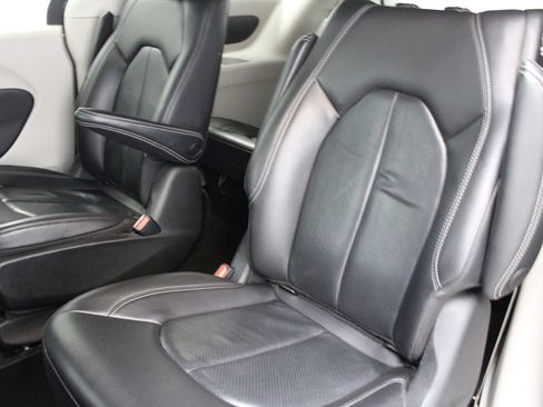 Used 2022 Chrysler Pacifica Touring-L FWD image 18