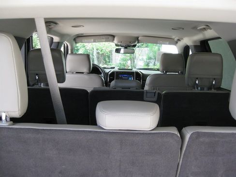 Used 2018 Ford Expedition XLT w/ Equipment Group 202A AWD/4WD image 27