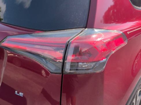 Used 2018 Toyota RAV4 LE FWD image 11