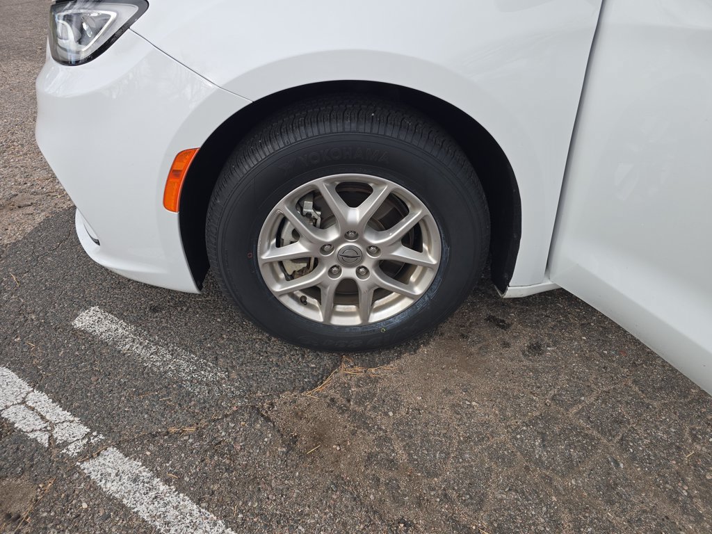 Used 2024 Chrysler Pacifica Touring-L FWD image 26