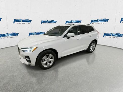 Used 2022 Volvo XC60 B5 Momentum image 5