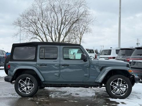 Used 2024 Jeep Wrangler Unlimited image 35