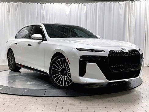 Used 2025 BMW 760i xDrive w/ Premium Package image 12