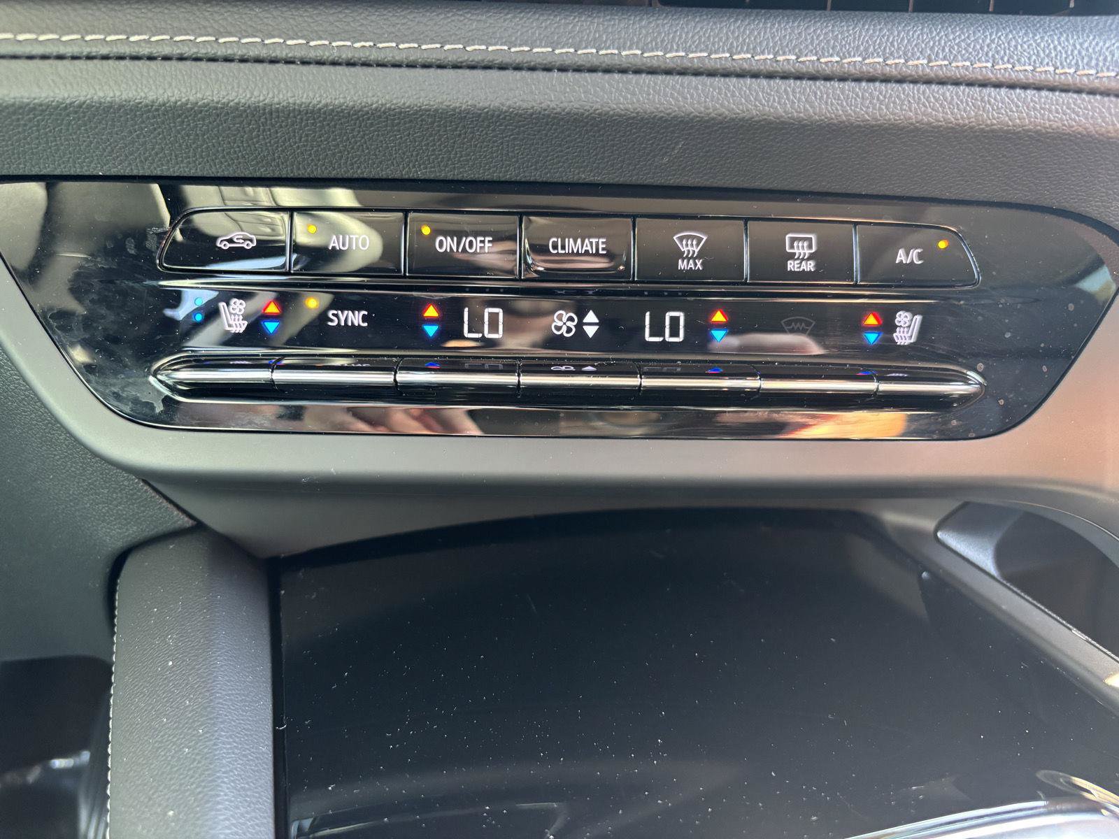 Used 2023 Buick Envision Avenir AWD/4WD image 29