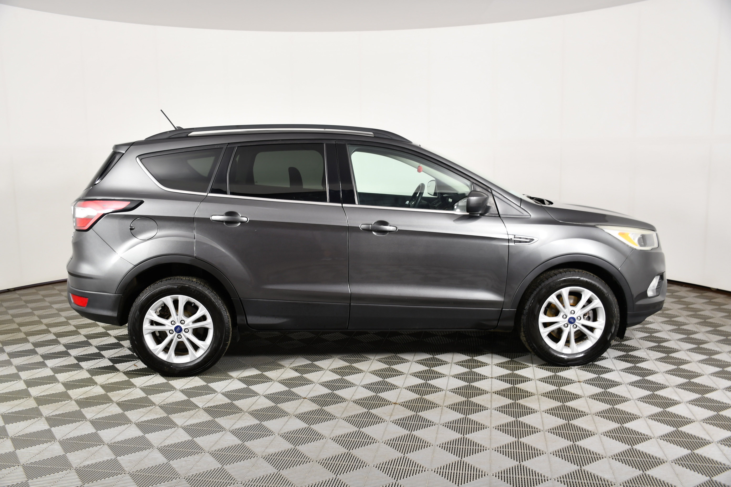 Used 2018 Ford Escape SE w/ SE Sync 3 Package AWD/4WD image 5
