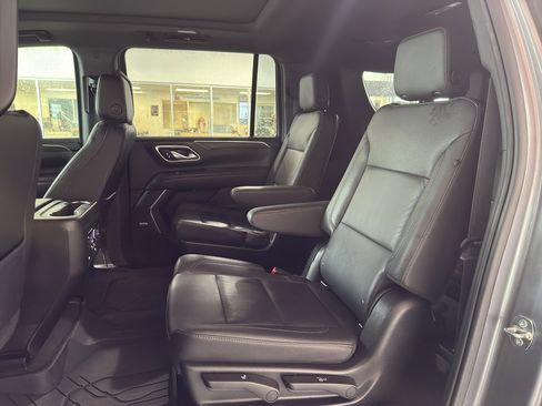 Used 2021 Chevrolet Suburban LT image 6