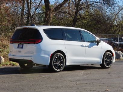 New 2026 Chrysler Pacifica Select