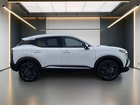 Used 2025 Nissan Kicks SR FWD image 7