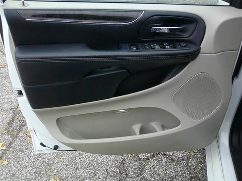 Used 2016 Chrysler Town & Country Touring image 9