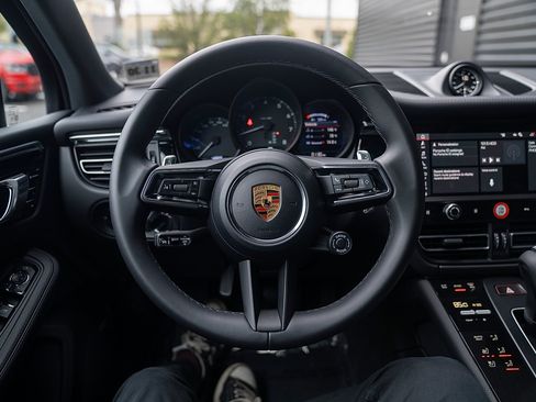 Certified 2026 Porsche Macan AWD/4WD image 6