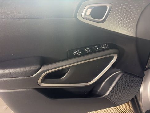 Certified 2025 Kia Soul LX w/ LX Technology Package FWD image 9