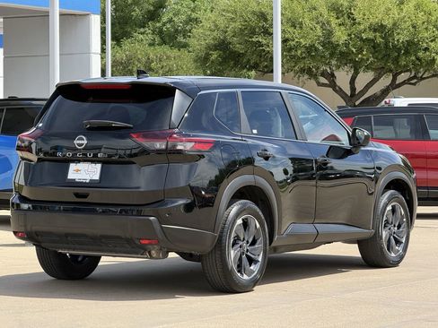 Used 2025 Nissan Rogue SV image 4