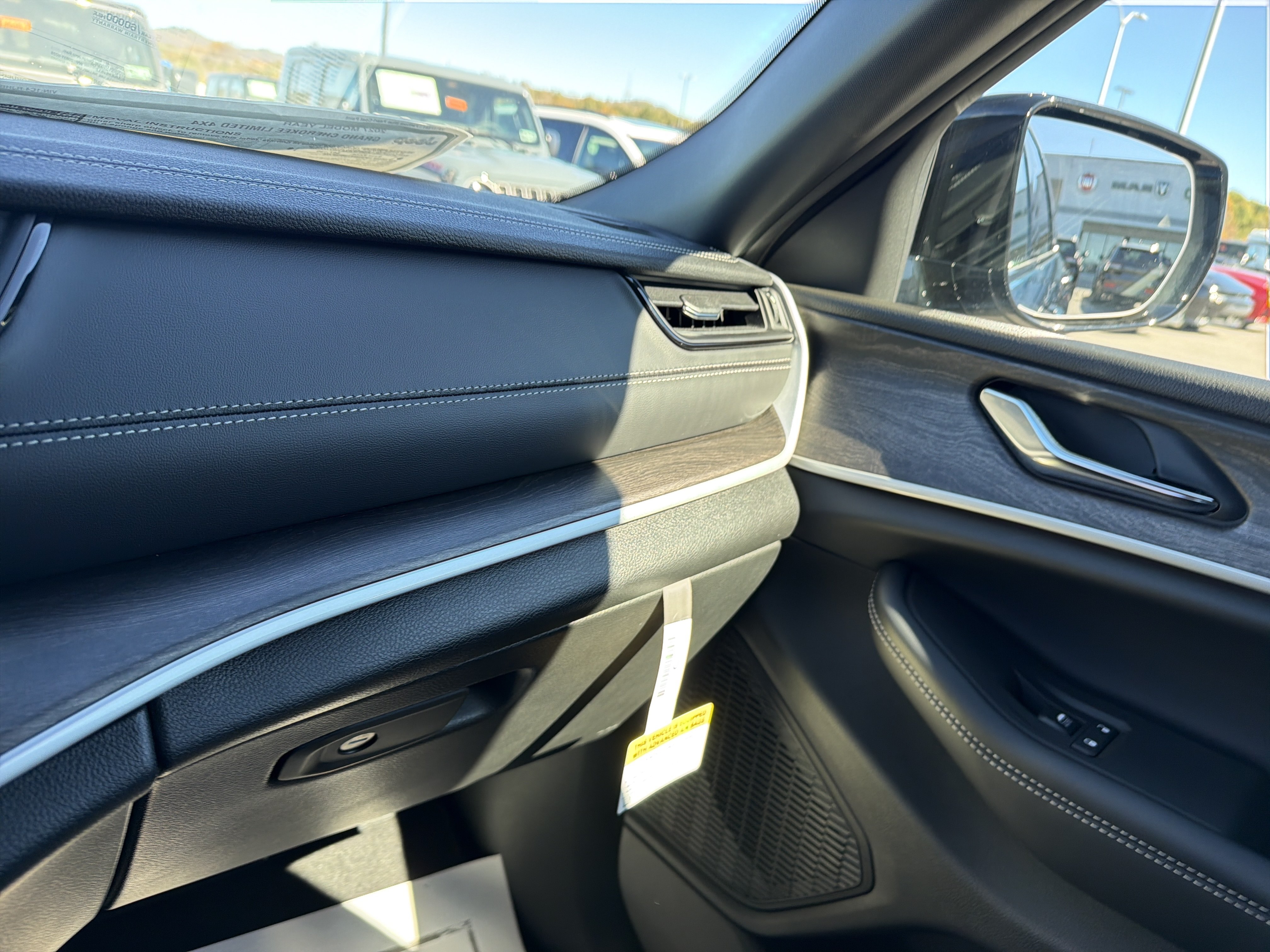 New 2027 Jeep Grand Cherokee Limited AWD/4WD image 24