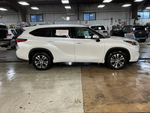Used 2022 Toyota Highlander XLE AWD/4WD image 6