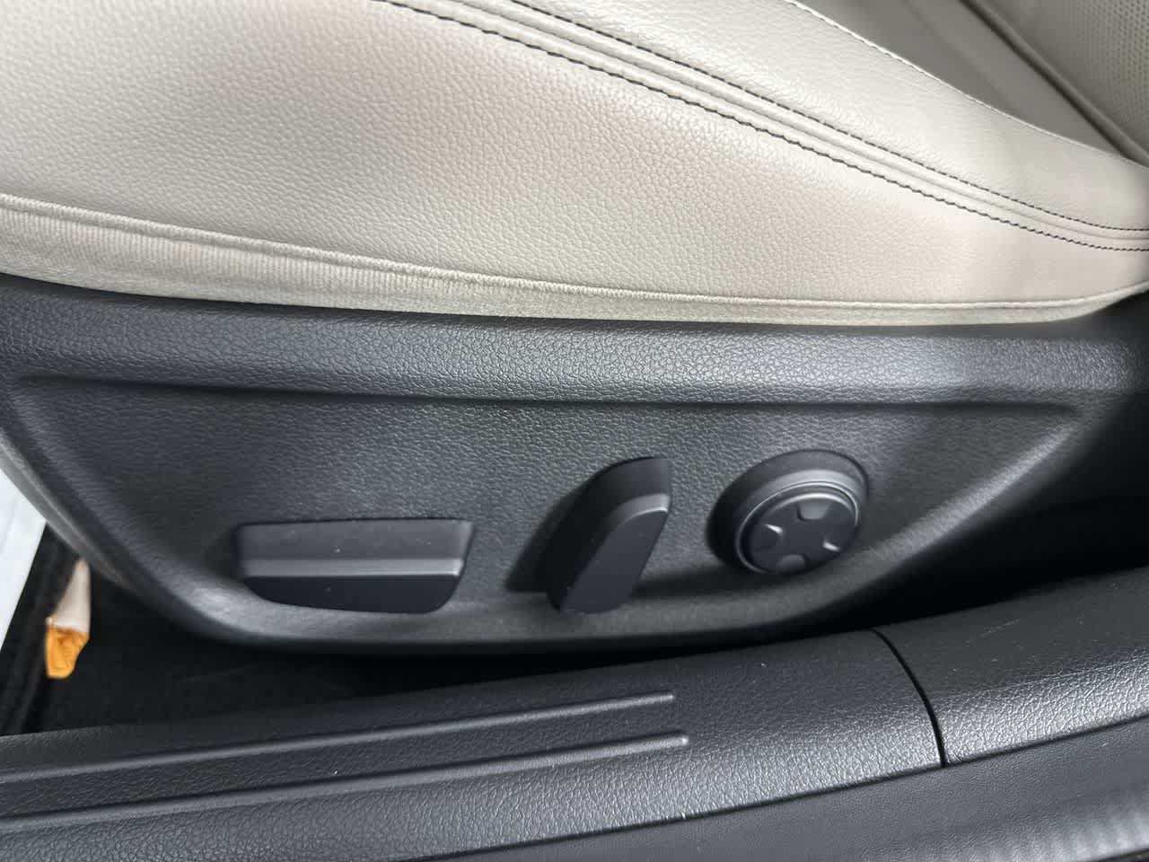 Used 2025 Genesis G70 2.5T RWD image 13
