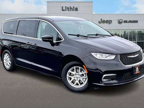 Used 2024 Chrysler Pacifica Touring-L image 22