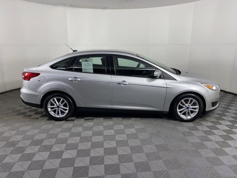 Used 2018 Ford Focus SE image 3