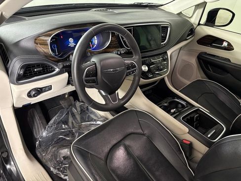 Used 2023 Chrysler Pacifica Limited image 17