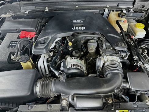 Used 2018 Jeep Wrangler Unlimited Sport S image 31