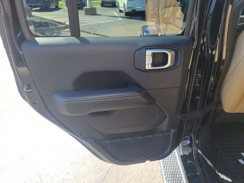 Used 2018 Jeep Wrangler Unlimited Sahara image 18