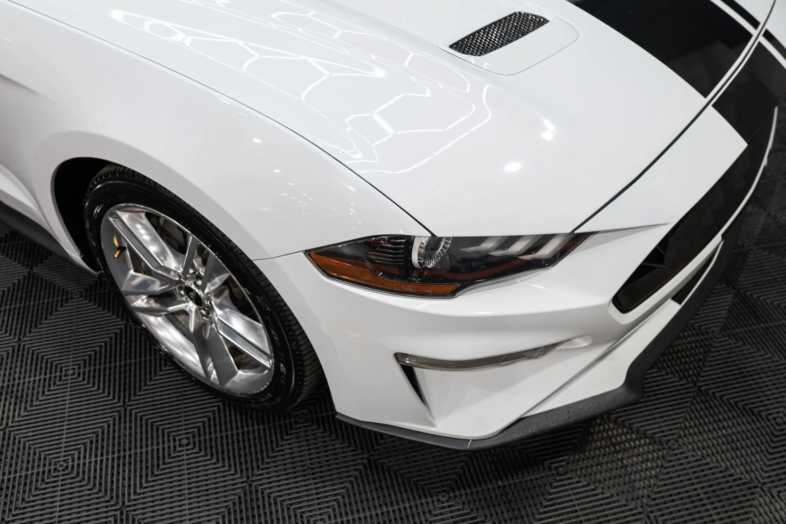 Used 2020 Ford Mustang GT Premium w/ Equipment Group 401A RWD image 4