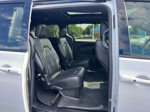 Used 2022 Chrysler Pacifica Touring-L w/ S Appearance Package AWD/4WD image 11